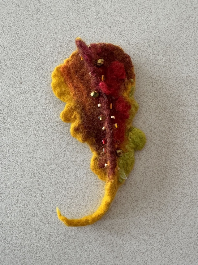 Handgefilzte Blatt-Brosche in leuchtenden Herbstfarben