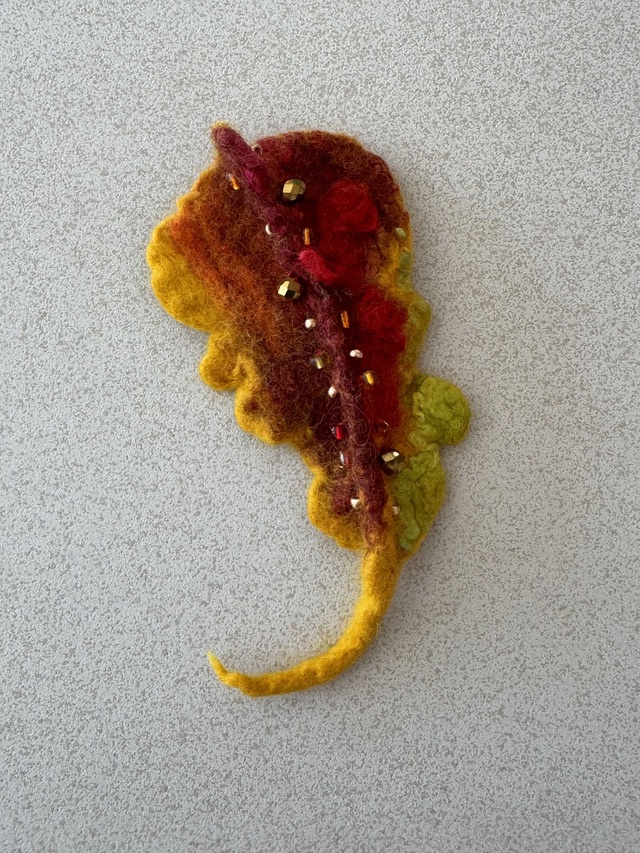Handgefilzte Blatt-Brosche in leuchtenden Herbstfarben (Ansicht 3)