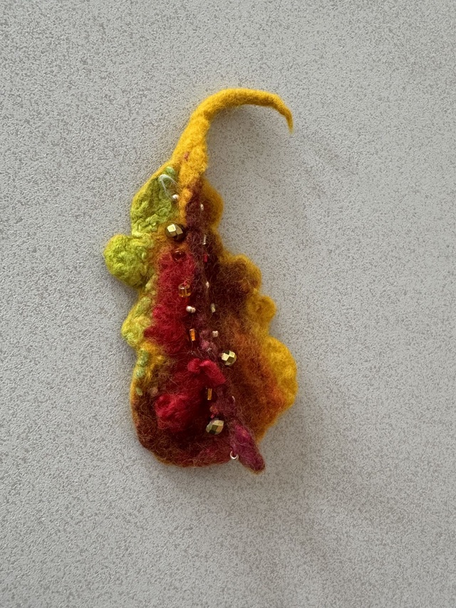 Handgefilzte Blatt-Brosche in leuchtenden Herbstfarben (Ansicht 4)