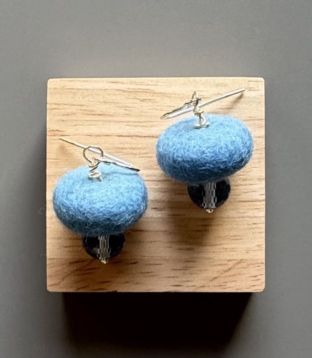 Himmelblaue Filzrondelle mit geschliffener Glasperle, federleicht (Ansicht 3)