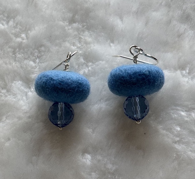 Himmelblaue Filzrondelle mit geschliffener Glasperle, federleicht (Ansicht 5)