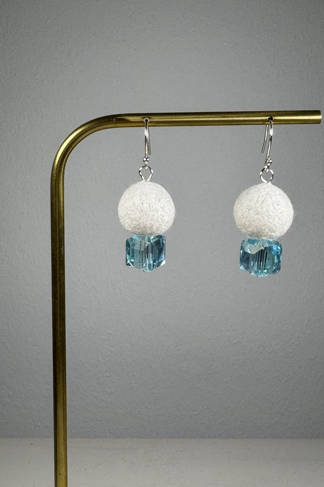 Weiße Filzperlen mit türkisblauen Glaswürfeln an Sterlingsilber