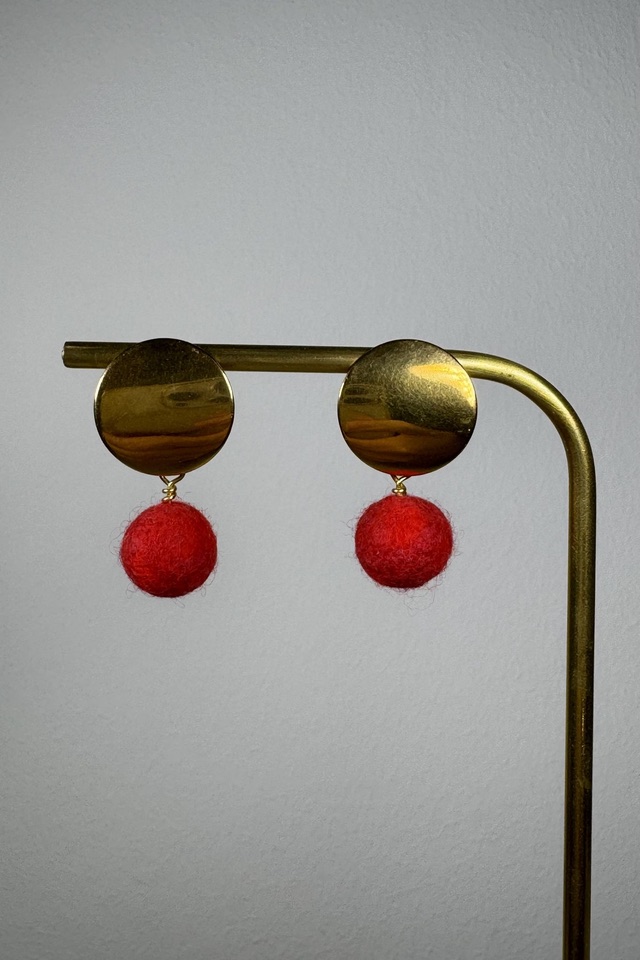 Leuchtend rote Filzkugeln an goldfarbenen Edelstahlsteckern (Ansicht 2)