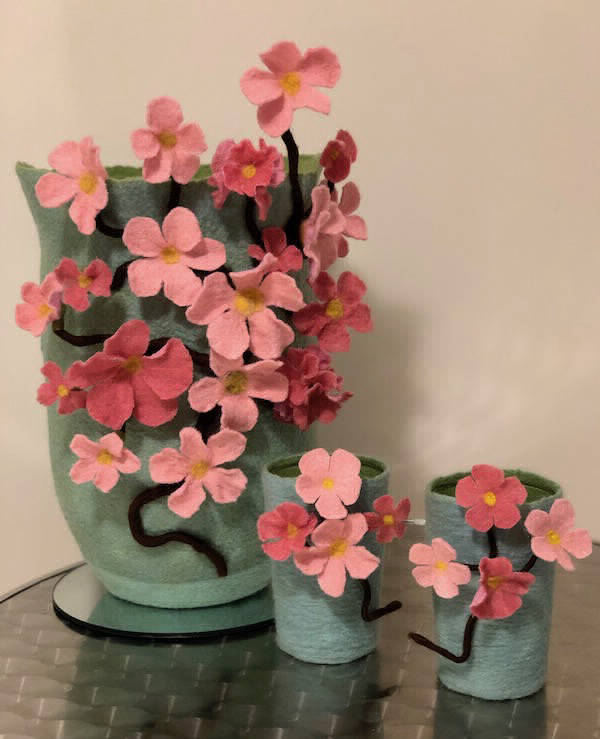 Filzurne mit Kirschblüten und passenden Trostlichtern