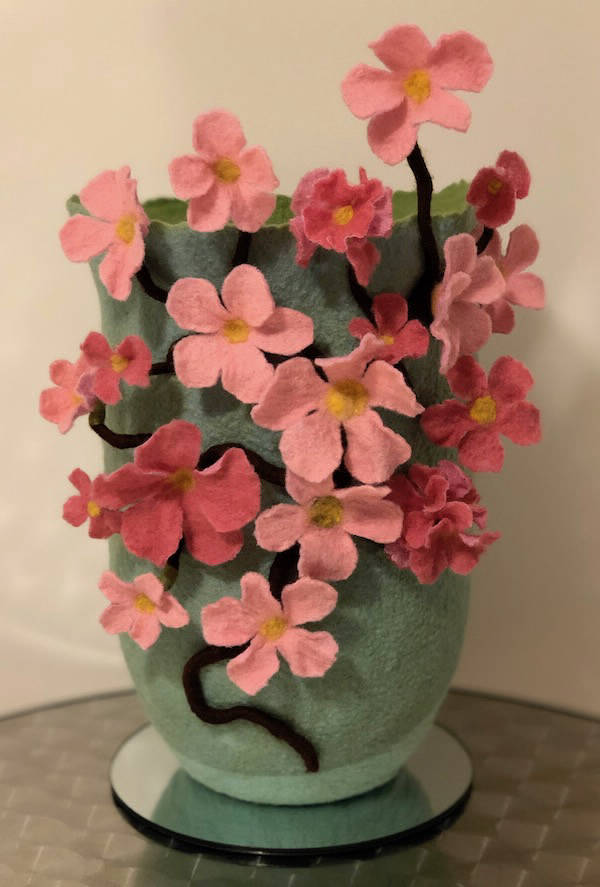 Filzurne mit Kirschblüten