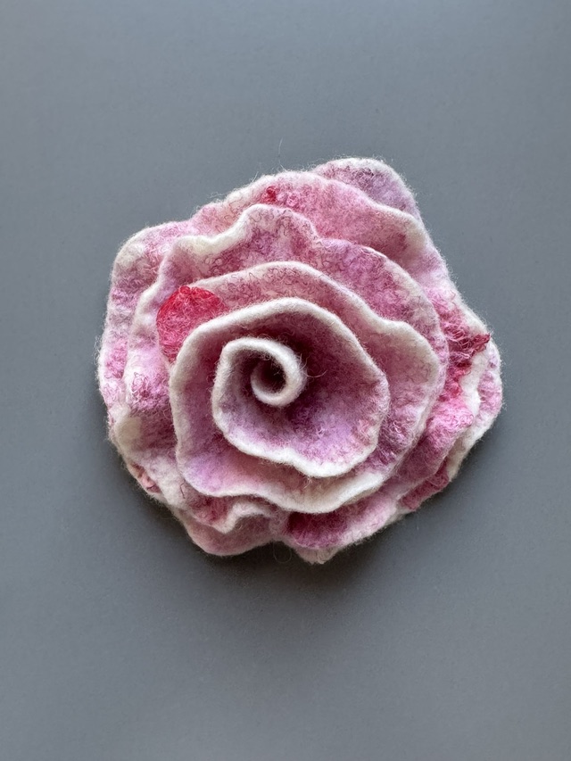 Handgefilzte Rosenbrosche in sanften Tönen aus Merinowolle und Seide (Ansicht 3)