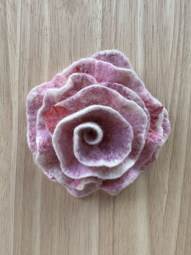 Handgefilzte Rosenbrosche in sanften Tönen aus Merinowolle und Seide (Ansicht 5)