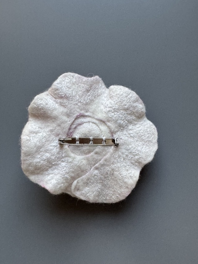Handgefilzte Rosenbrosche in sanften Tönen aus Merinowolle und Seide (Ansicht 6)